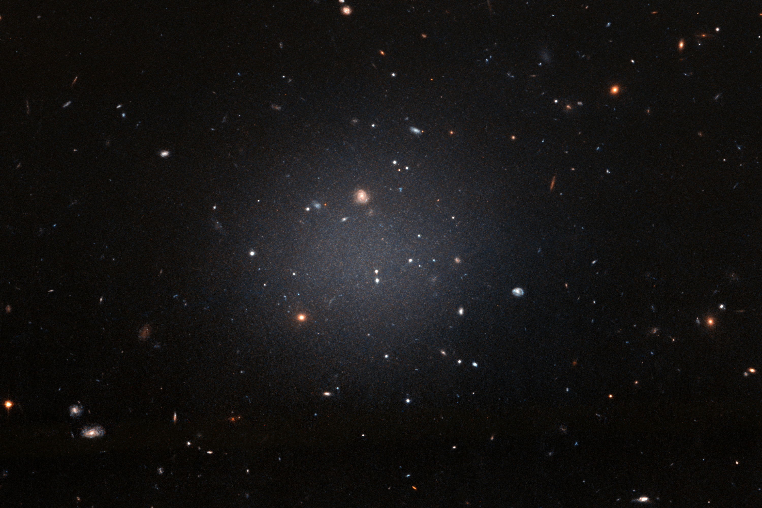 83-一个缺乏暗物质的幽灵星系
